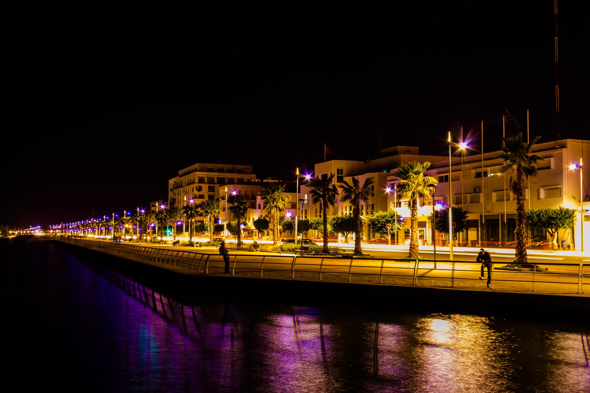 Paseo marítimo (corniche) de Nador al anochecer