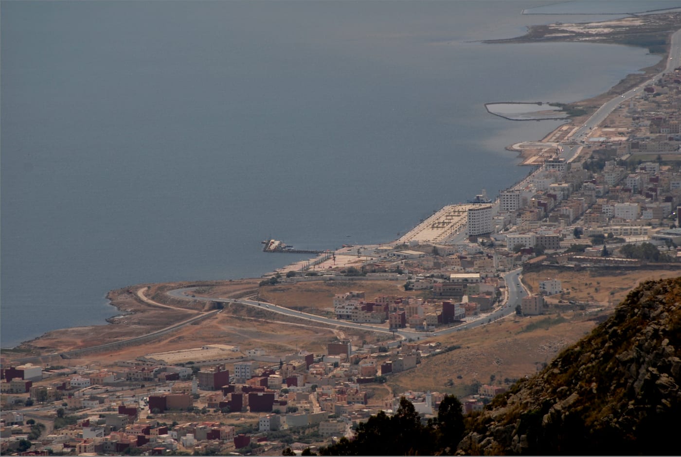 Vista aérea panorámica de Nador, el puerto y la laguna