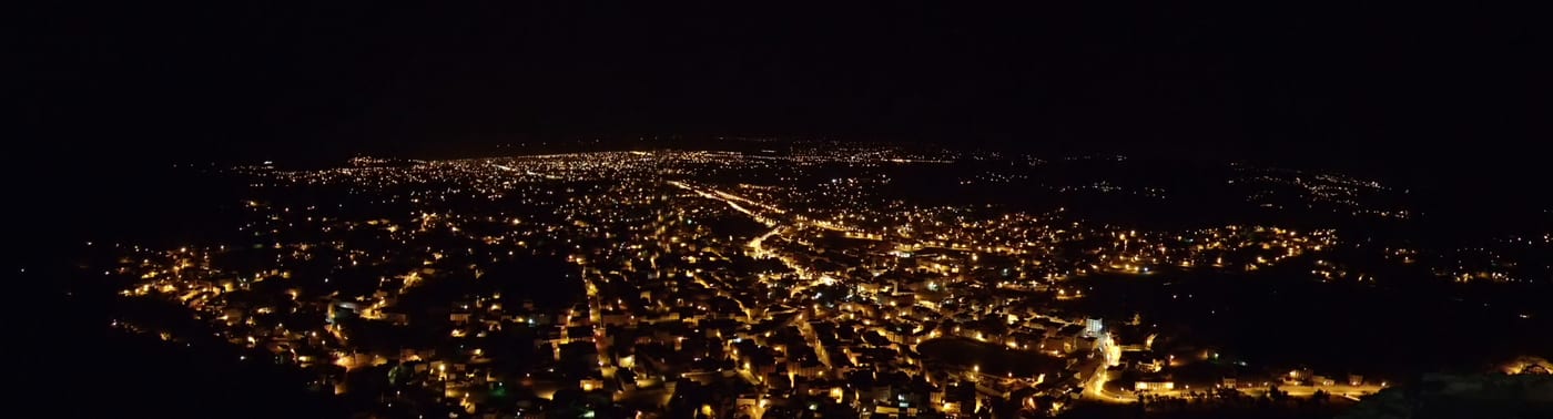 Panorámica nocturna de la ciudad de Nador