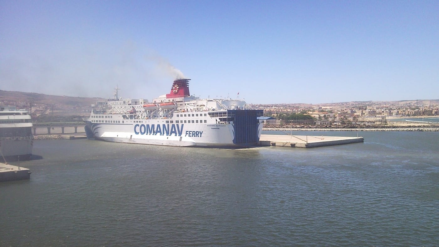 Ferry entrando en el puerto de Nador (Beni Ensar)